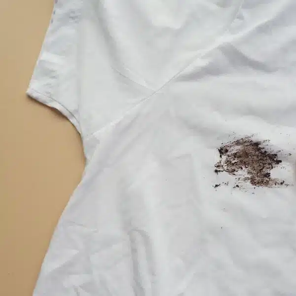 Come posso rimuovere facilmente le macchie di ruggine dai vestiti?