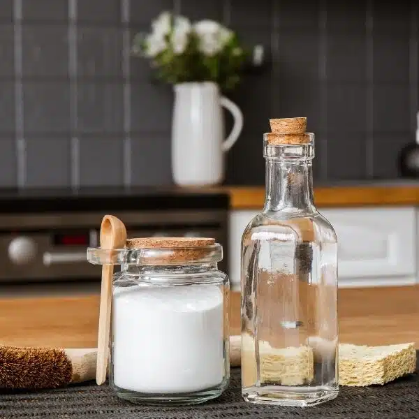 Consigli per la casa: 4 oggetti da non pulire mai con l’aceto bianco