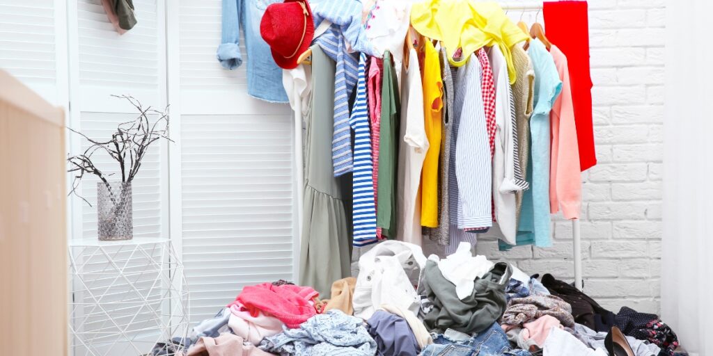 Quali vestiti dovresti tenere nel tuo armadio?