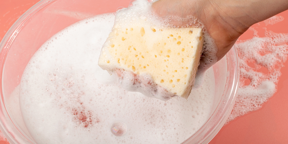 Come si pulisce una spugna maleodorante in modo naturale e senza sforzo?