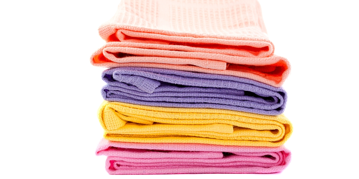 Come smacchiare in modo naturale gli strofinacci colorati?