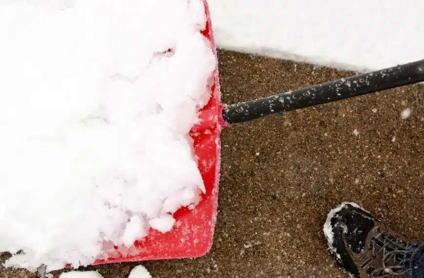 Affronta l’inverno in sicurezza: i nostri consigli infallibili per prevenire la formazione di ghiaccio fuori dalla porta