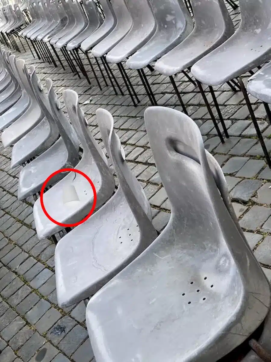 Illusione ottica da cercare: Queste sedie hanno un bicchiere di plastica al centro. Riuscite a individuarlo in 10 secondi?