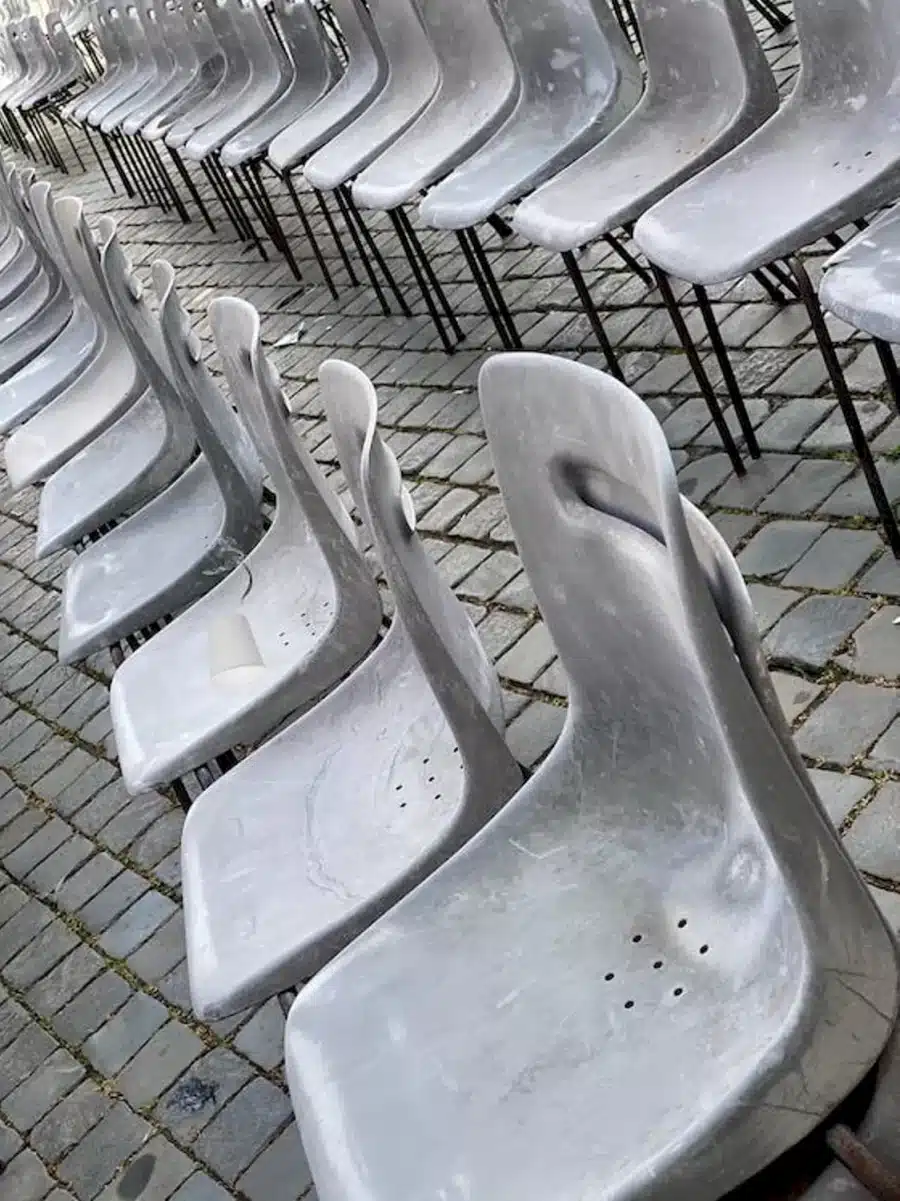 Illusione ottica da cercare: Queste sedie hanno un bicchiere di plastica al centro. Riuscite a individuarlo in 10 secondi?