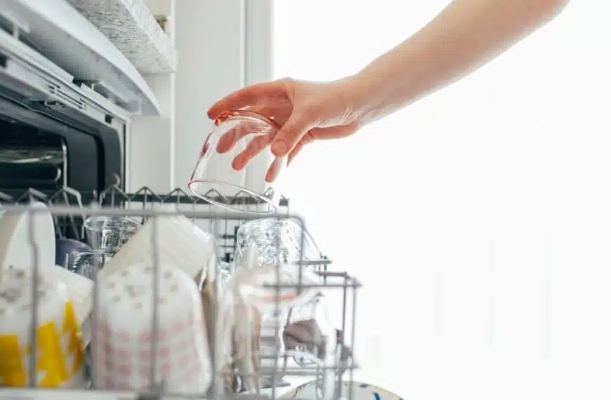 Lavare i piatti a mano o in lavastoviglie: cosa è più economico? Ecco la risposta!