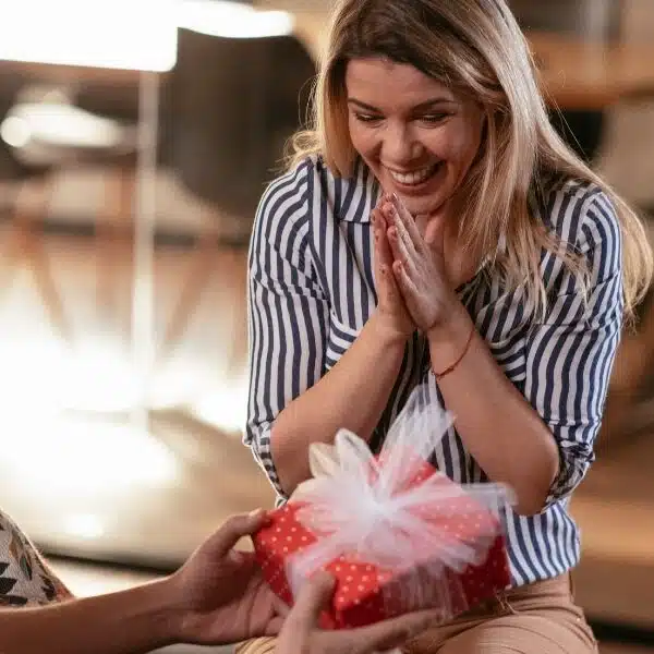 Idee last minute per l’8 marzo: cosa regalare alla mamma, alla sorella o all’amica per la festa della donna seguendo le notizie