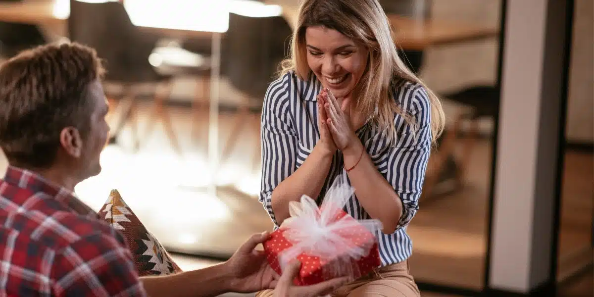 Idee last minute per l’8 marzo: cosa regalare alla mamma, alla sorella o all’amica per la festa della donna seguendo le notizie