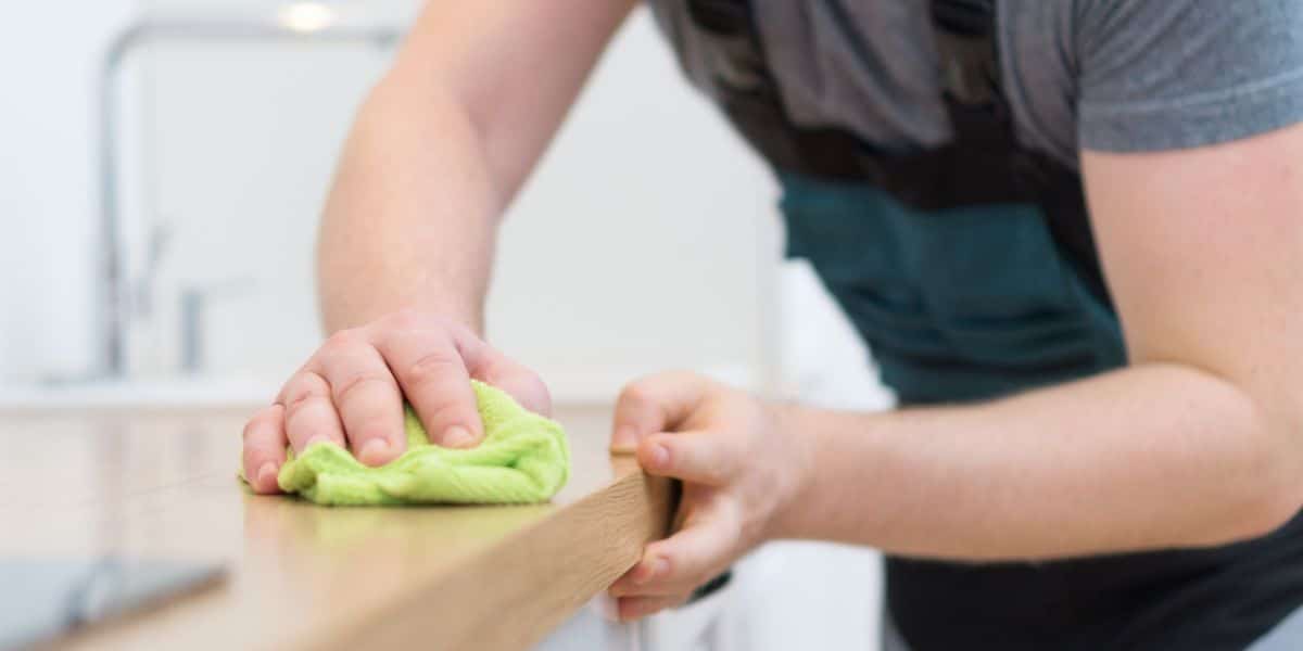 3 modi infallibili per rimuovere il grasso dai mobili da cucina in legno!