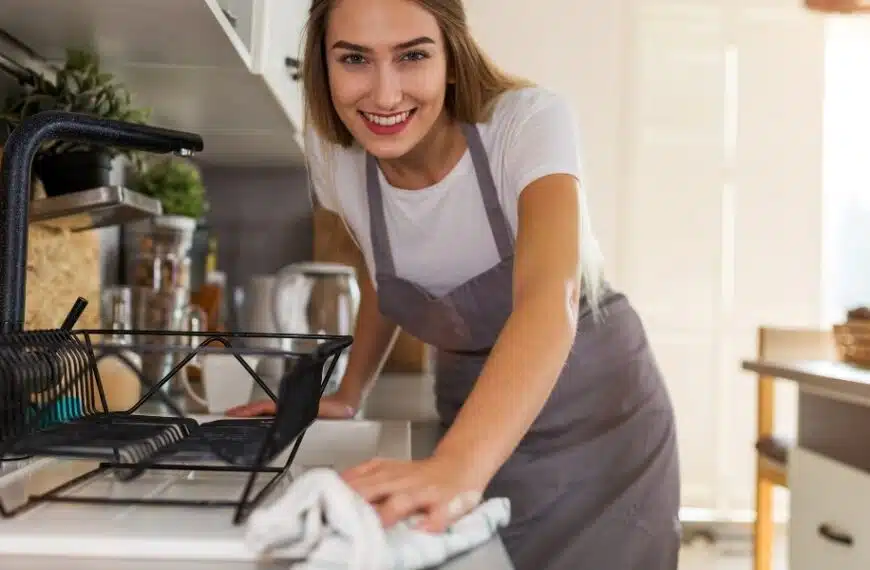 I segreti per una pulizia efficace di piano cottura, cappa e fornelli: consigli casalinghi ed ecologici