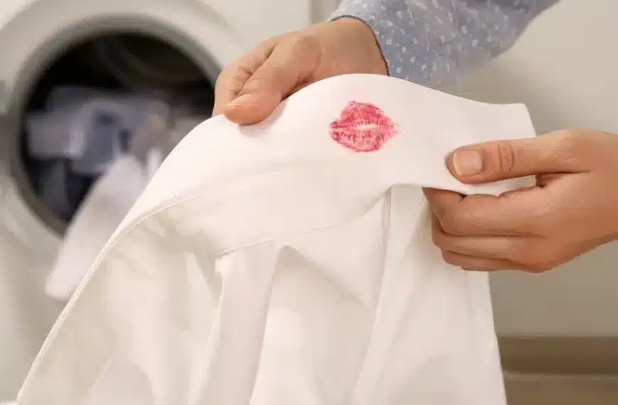Come rimuovere facilmente le tracce di rossetto dai vestiti: consigli e suggerimenti pratici