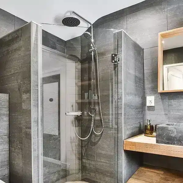 Scoprite questi fantastici consigli per un bagno minimalista e senza disordine che vi cambierà la vita!