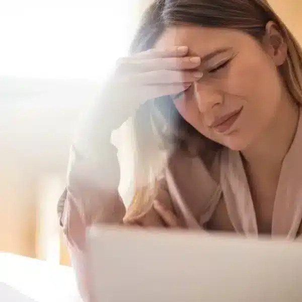 Gestire ansia, emicrania e sbalzi d’umore: consigli per riconoscere una condizione grave e sottovalutata