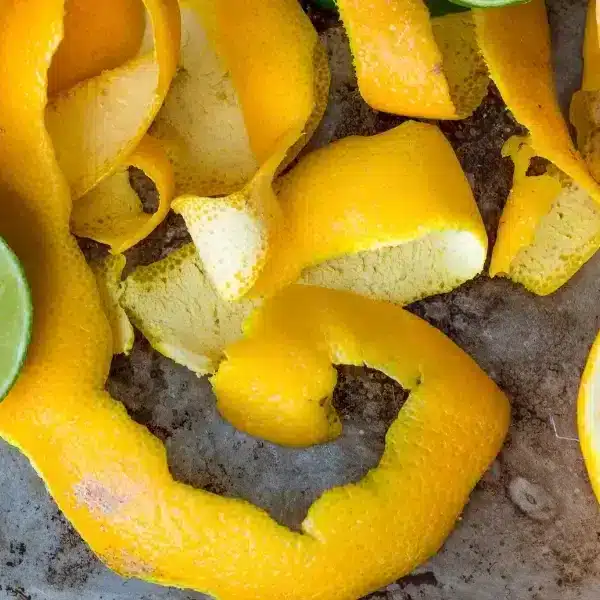 Scoprite come creare un disinfettante naturale con la buccia d’arancia per una casa sana e profumata!