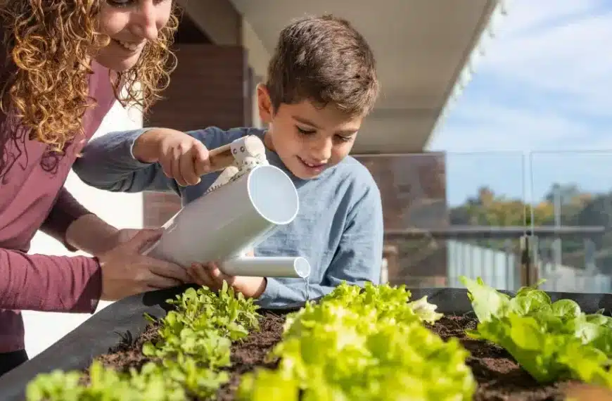 Innaffiate il giardino e l’orto a quest’ora per mantenere le piante al meglio nonostante l’ondata di caldo in arrivo: scoprite i nostri consigli essenziali