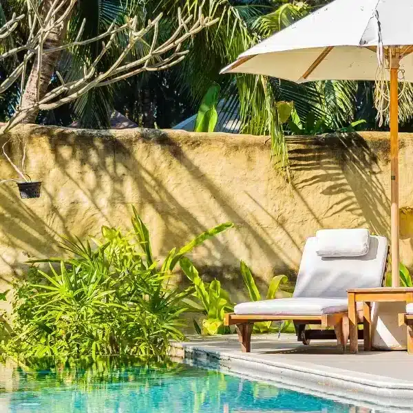 Come creare un’atmosfera tropicale intorno alla piscina: i nostri consigli per trasformare il giardino in un’oasi esotica