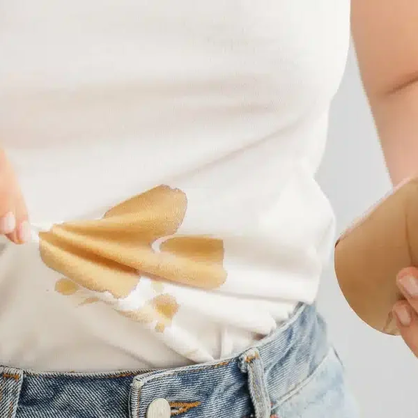 Come posso rimuovere le macchie di caffè dai vestiti utilizzando prodotti per la casa?