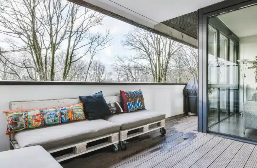 Trasforma il tuo balcone con i pallet: ti aspettano idee creative e sostenibili!