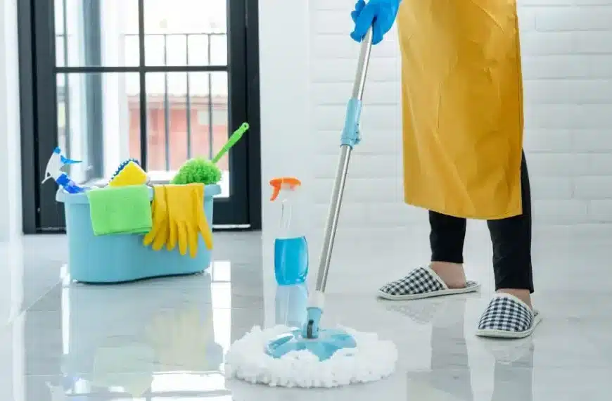 Come pulire il pavimento senza fatica: acqua calda o fredda, cosa scegliere? I consigli della nonna per una lucentezza impeccabile