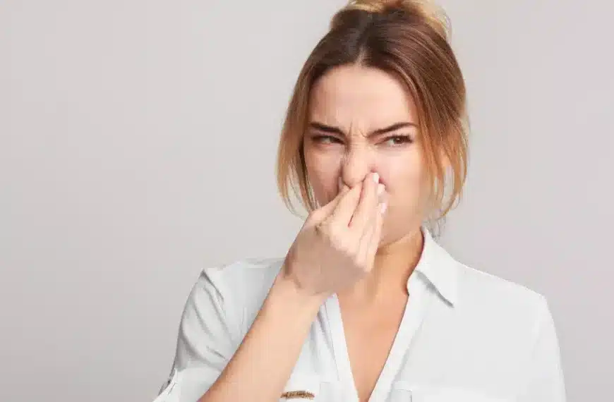 Come posso eliminare i cattivi odori dallo scarico della doccia?