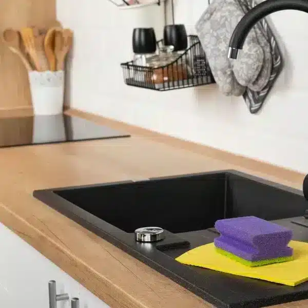 Scoprite i nostri consigli pratici per avere ogni giorno un lavandino nero senza macchie!