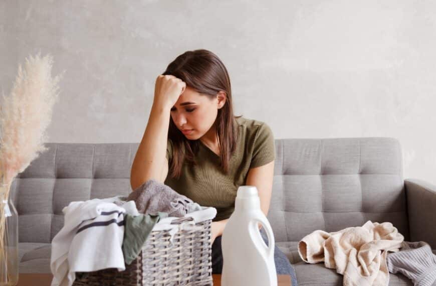 Come gestire i lavori domestici senza sentirsi sopraffatti: consigli per una casa organizzata e senza stress